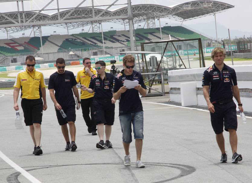 Vettel con alcuni uomini del  team Red Bull (Olycom)